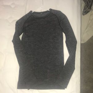 Patterned lulu lemon long sleeve top